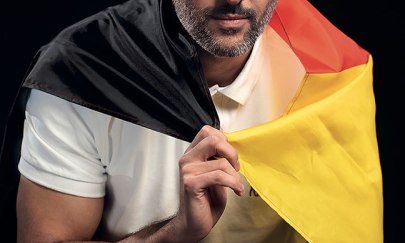 Ein Mann der eine Deutschlandflagge um die Schulter trägt. Ein Mann der eine Deutschlandflagge um die Schulter trägt.