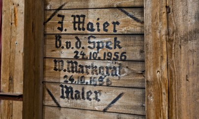 Blick auf eine Inschrift im Holz auf dem Dach der St. Lamberti-Kirche Oldenburg.