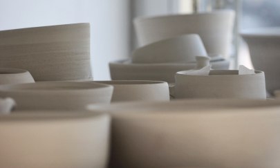 Auf dem Bild sieht man verschiedene Tongefäße. Auf dem Bild sieht man verschiedene Tongefäße.