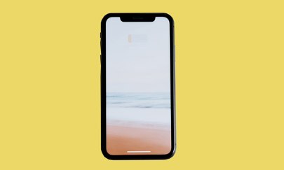 Abbildung eines Smartphones auf gelbem Hintergrund.