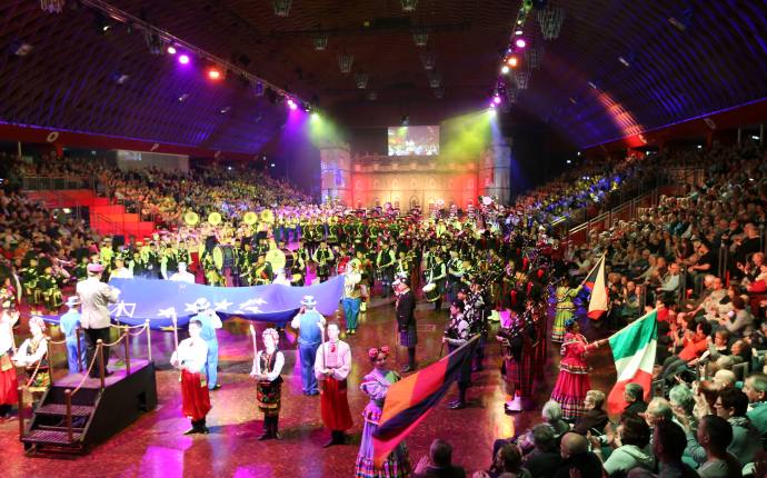 Das große Finale der MUSIKPARADE mit über 400 Künstlern aus verschiedenen Nationen in einer farbenprächtigen Choreografie. Dudelsackspieler, Marschkapellen und traditionelle Trachtengruppen präsentieren sich gemeinsam unter festlicher Lichtinszenierung in einer voll besetzten Arena. Im Zentrum weht eine große Europafahne – ein musikalisches und visuelles Symbol der Völkerverständigung.
