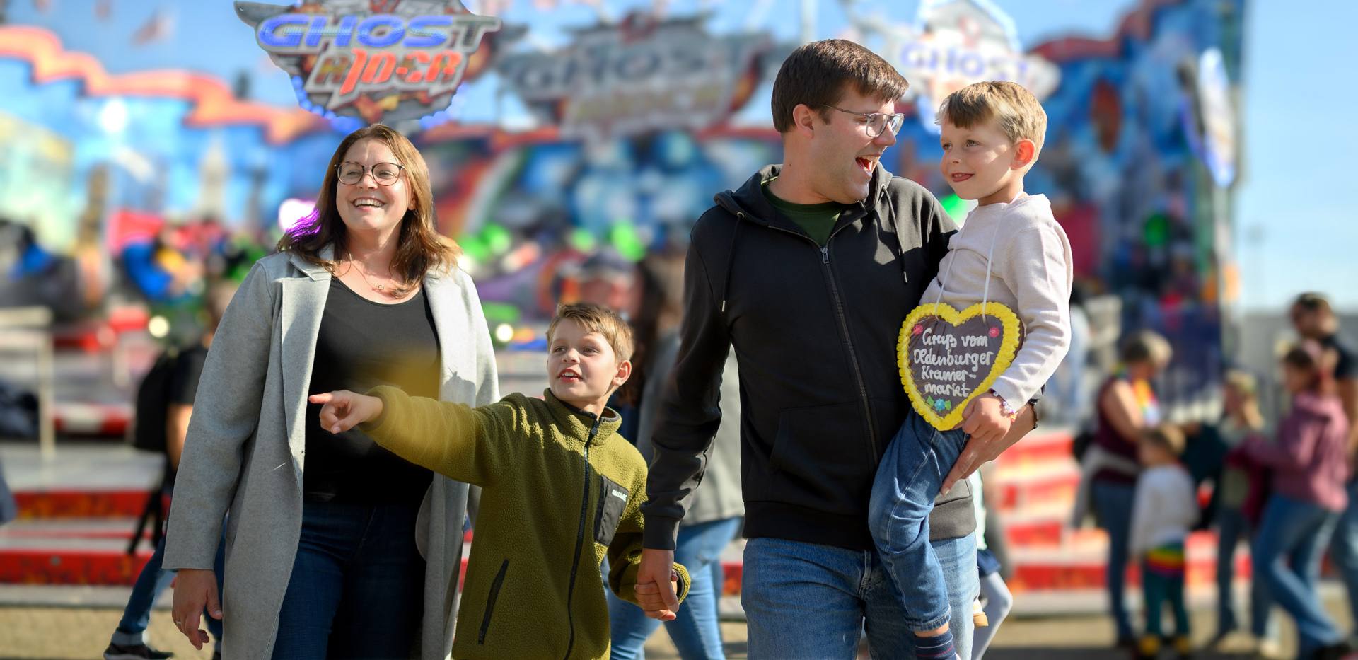 Familie Kramermarkt Oldenburg Eltern und zwei Söhne erkunden den Oldenburger Kramermarkt