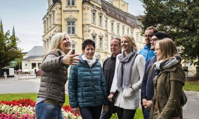 Eine Gruppe mit Gästeführerin vor dem Oldenburger Schloss.