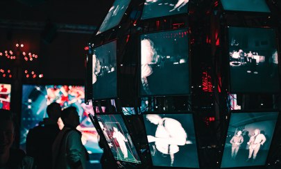 Raum mit mehreren Bildschirmen.