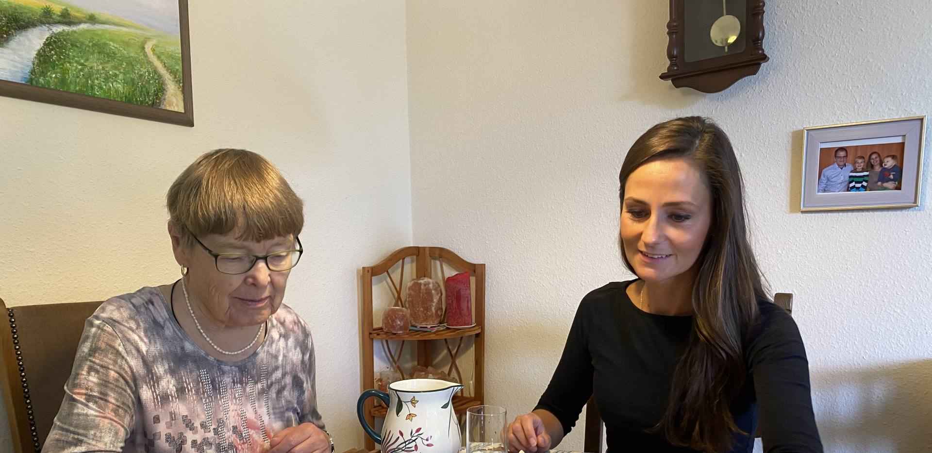 Eine Seniorin und ihre ehrenamtliche Begleitung beim gemeinsamen Spiel am Esstisch. Foto: Stadt Oldenburg Eine Seniorin und ihre ehrenamtliche Begleitung beim gemeinsamen Spiel am Esstisch. Foto: Stadt Oldenburg