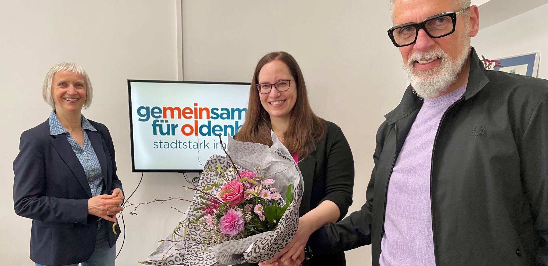 Bildunterschriften: Friederike T&ouml;belmann (Mitte) l&ouml;st Silke Fennemann (links) ab. Letztere hatte die Aufgabe als Gesch&auml;ftsf&uuml;hrerin f&uuml;r den Verein knapp drei Jahre lang wahrgenommen. Gratulation kam vom ersten Vorsitzenden Stefan Dieker. 