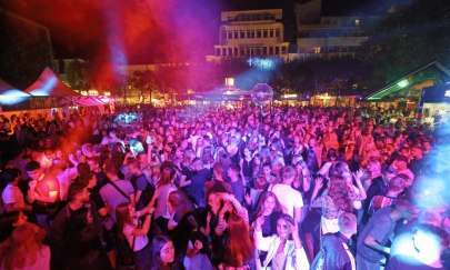 Viele Menschen feiern das Stadtfest auf dem Julius-Mosen-Platz. Foto: E&M Marketing Viele Menschen feiern das Stadtfest auf dem Julius-Mosen-Platz. Foto: E&M Marketing