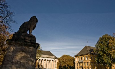 Blick auf das Gebäude "Alter Landtag" mit Löwenstatue im Vordergrund.