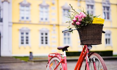 Rotes Fahrrad vor dem Oldenburger Schloss. Rotes Fahrrad vor dem Oldenburger Schloss.