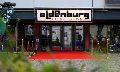 Filmfest Oldenburg roter Teppich Eingang des Staatstheaters mit roten Teppich und Filmfest Türschild