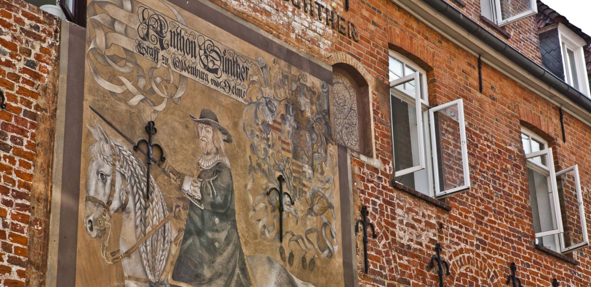 Abbild des Graf Anton Günther von Oldenburg an der Wand des Graf Anton Günther Haus in der Oldenburger Innenstadt.