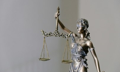 Eine Bronzeskulptur der Justizia
