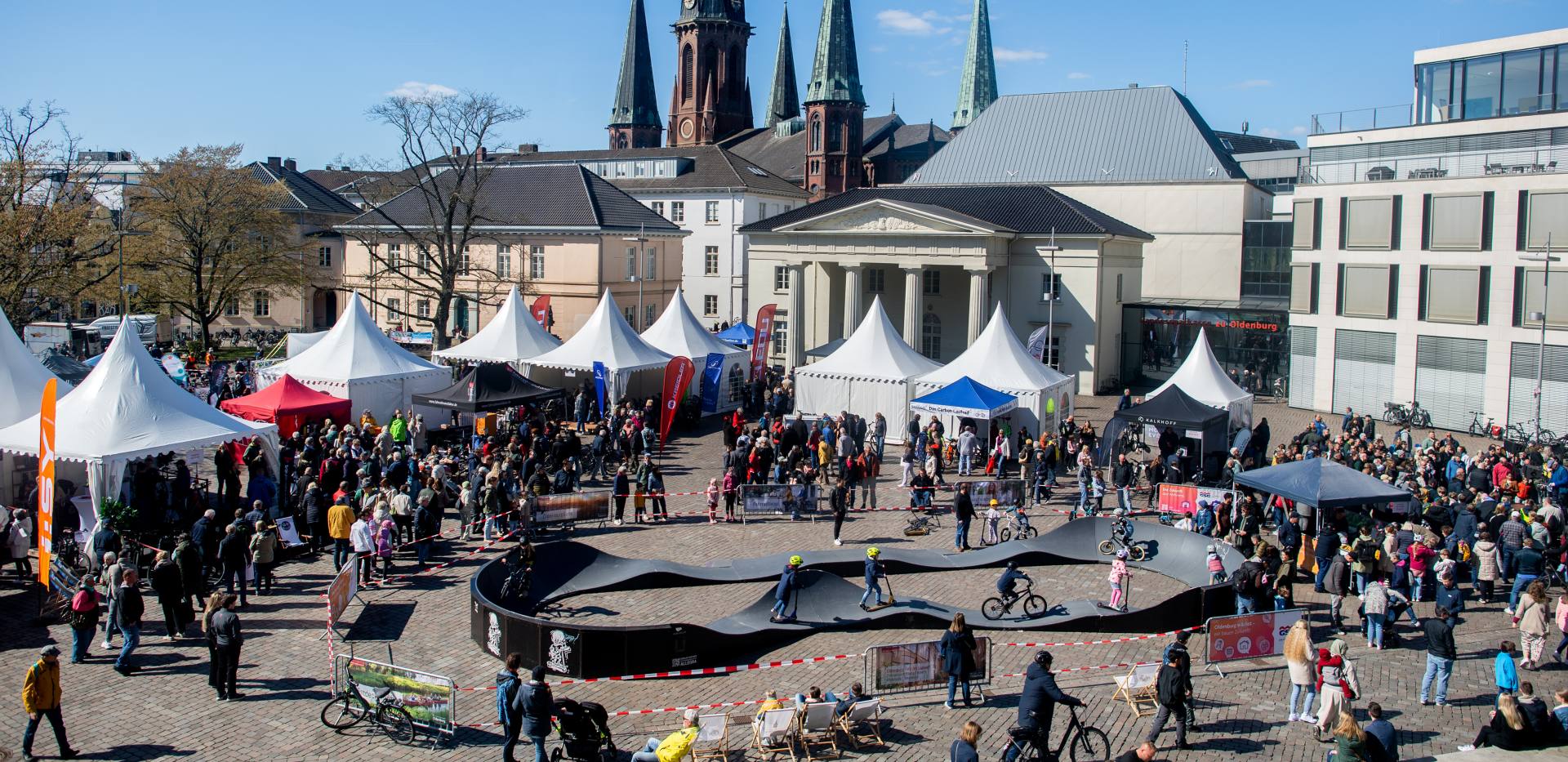 Blick auf den Schlossplatz bei Hallo Fahrrad 2025 mit Zelte und dem GSG Energie Pumptrack.
