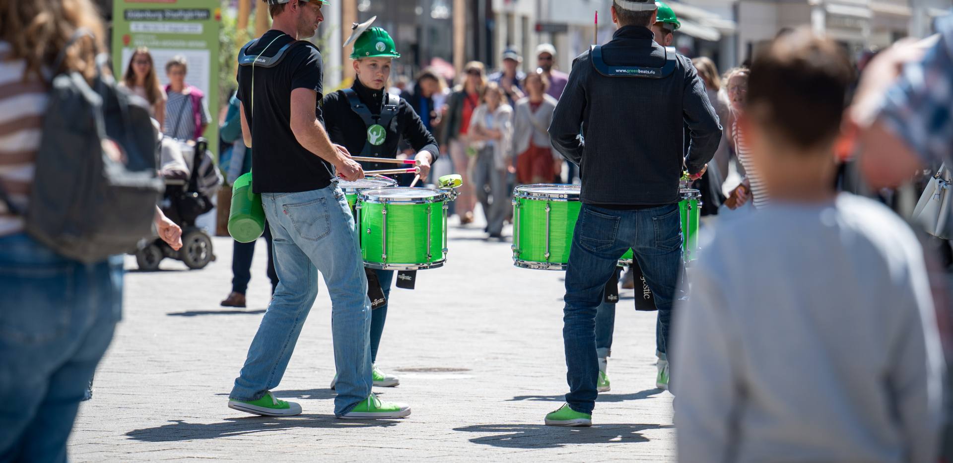 Die Band Greenbeats in der Fußgängerzone am Eröffnungstag der Stadtgärten 2025.