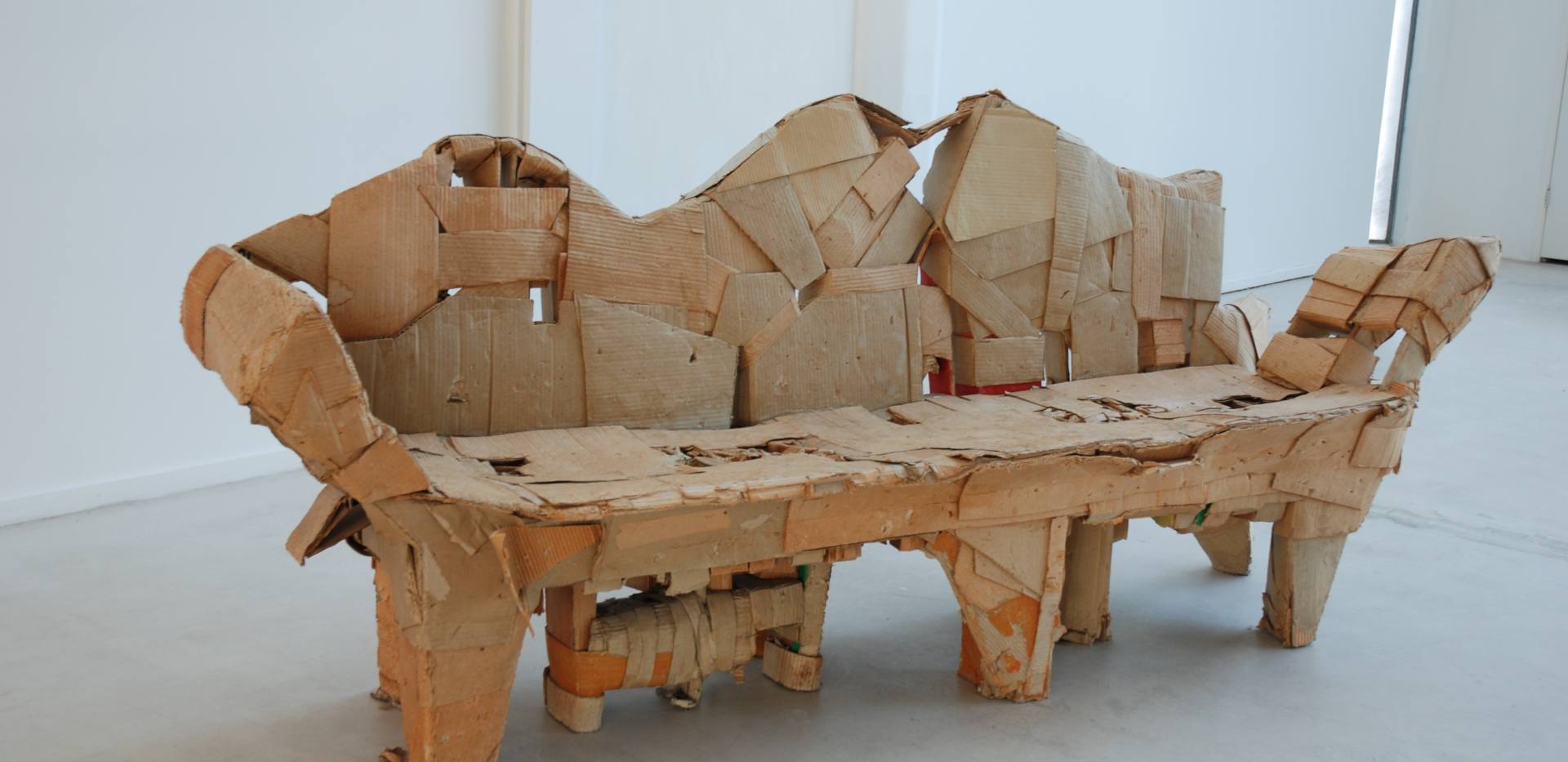Sofa aus Pappe vor hellem Hintergrund