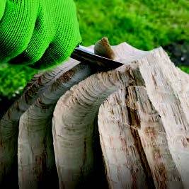 Auf dem Foto wird ein Stück Holz mit einem Werkzeug bearbeitet. Auf dem Foto wird ein Stück Holz mit einem Werkzeug bearbeitet.