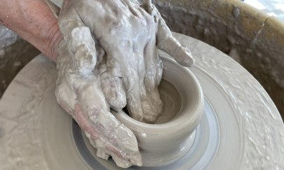 Auf dem Bild sieht man wie auf einer Drehplatte ein kleines Tongefäß gedreht wird. Auf dem Bild sieht man wie auf einer Drehplatte ein kleines Tongefäß gedreht wird.
