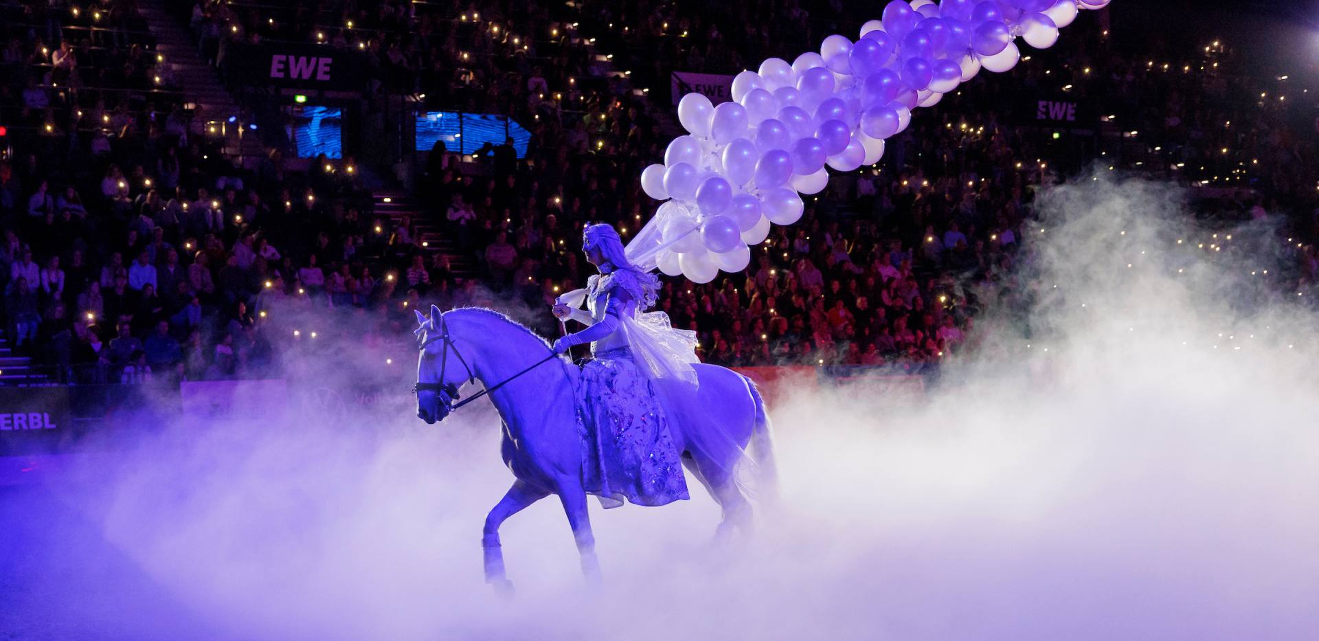 Mirage Español begeistert beim AGRAVIS‑Cup Oldenburg:
Die eindrucksvolle Show gehört zu den Highlights des Galaabends „Mein Freundebuch der Pferdewelt“ am Samstag in der EWE Arena Oldenburg. In den vergangenen Jahren sorgten bekannte Acts wie die VOX‑Pferdeprofis Lisa und Matthes Röckener, Hella Gabbert und die Brüsewitz‑Brüder für unvergessliche Momente. Welche Stars in diesem Jahr dabei sind, wird noch nicht verraten. Schnell sein lohnt sich – die Ticketanzahl ist begrenzt! Mirage Español begeistert beim AGRAVIS‑Cup Oldenburg:
Die eindrucksvolle Show gehört zu den Highlights des Galaabends „Mein Freundebuch der Pferdewelt“ am Samstag in der EWE Arena Oldenburg. In den vergangenen Jahren sorgten bekannte Acts wie die VOX‑Pferdeprofis Lisa und Matthes Röckener, Hella Gabbert und die Brüsewitz‑Brüder für unvergessliche Momente. Welche Stars in diesem Jahr dabei sind, wird noch nicht verraten. Schnell sein lohnt sich – die Ticketanzahl ist begrenzt!