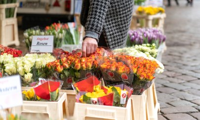 Auf dem Wochenmarkt in Oldenburg gibt es frische und gesunde Lebensmittel von vertrauenswürdigen Erzeugern. Auf dem Wochenmarkt in Oldenburg gibt es frische und gesunde Lebensmittel von vertrauenswürdigen Erzeugern.