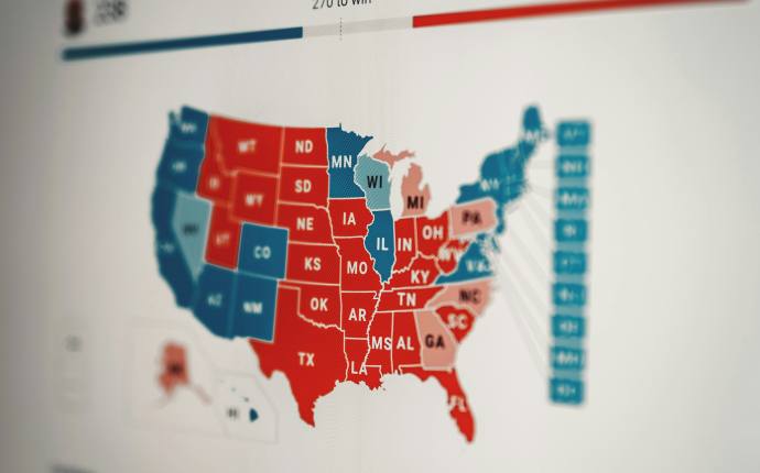 Eine digitale Karte zeigt die Wahlergebnisse in den Bundesstaaten der USA.