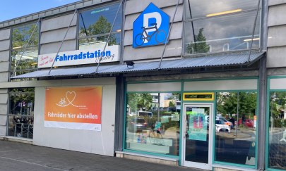 Eingang zum Gebäude der Fahrradstation am Oldenburger Bahnhof Eingang zum Gebäude der Fahrradstation am Oldenburger Bahnhof