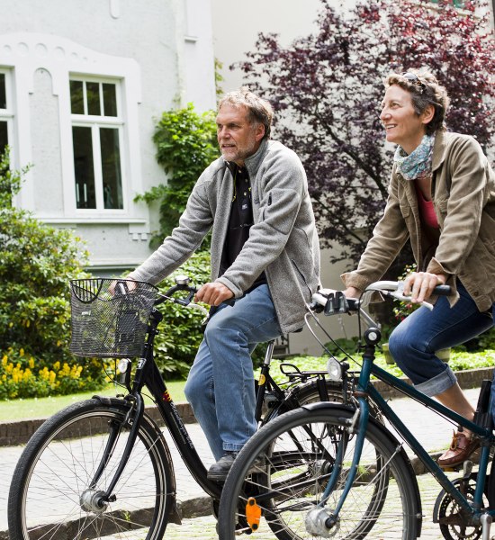 Ein Pärchen macht eine Fahrradtour durch Oldenburg.