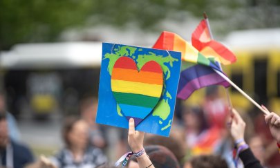 Am CSD Nordwest in Oldenburg wird ein Regenbogenherz hochgehalten.