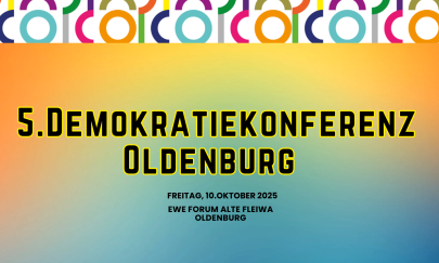 Schwarze Schrift vor mehrfarbigem Hintergrund: 5. Demokratiekonferenz Oldenburg, 10. Oktober 2025, EWE Forum Alte Fleiwa Oldenburg