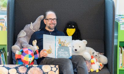 Maik Evers mit Buch "Der schaurige Schusch" Maik Evers mit Buch "Der schaurige Schusch"