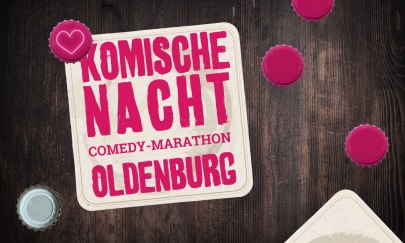 Zu sehen ist ein Bierdeckel worauf Komische nacht Comedy Marathon Oldenburg drauf steht