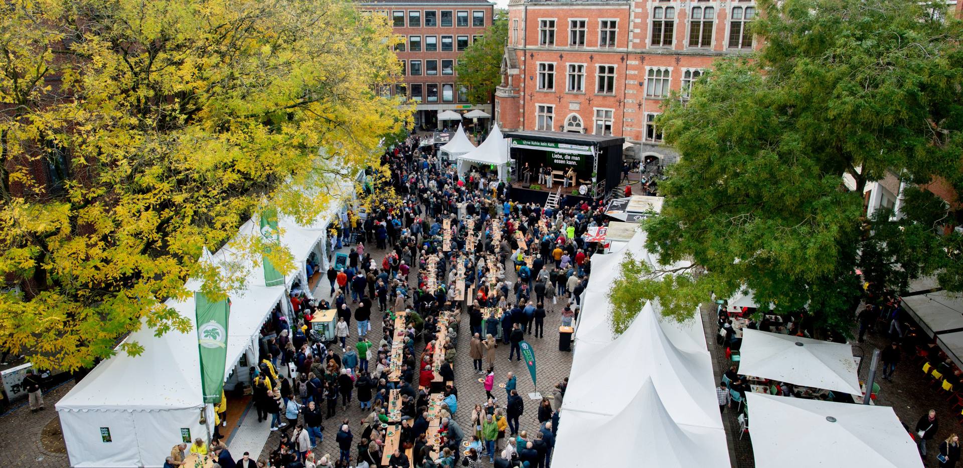 Draufsicht auf den Rathausmarkt und das Alte Rathaus zur Veranstaltung "Hallo Grünkohl" im November in Oldenburg. Blick von oben auf den Rathausmarkt und das Alte Rathaus zur Veranstaltung