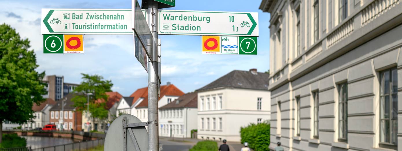 Richtungsschilderung f&uuml;r Radwege an einem Knotenpunkt in Oldenburg