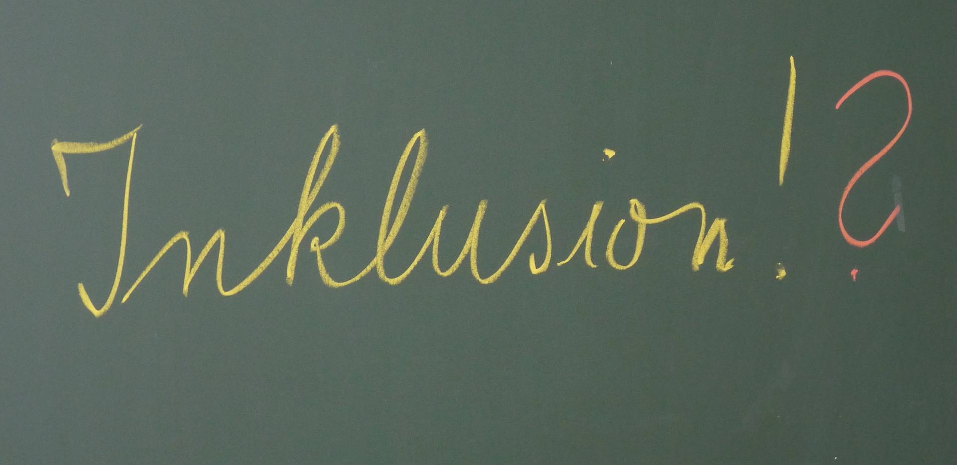 Mit weißer Kreide auf eine grüne Tafel geschrieben: „Inklusion!?“. Foto: Dieter Schütz/Pixelio Mit weißer Kreide auf eine grüne Tafel geschrieben: „Inklusion!?“. Foto: Dieter Schütz/Pixelio
