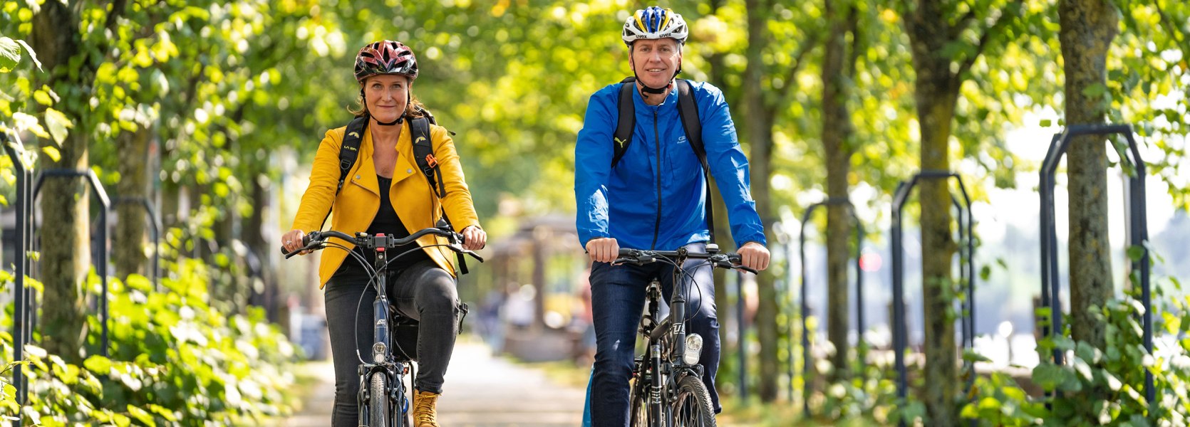 Radfahrende an der Oldenburger Hafenpromenade