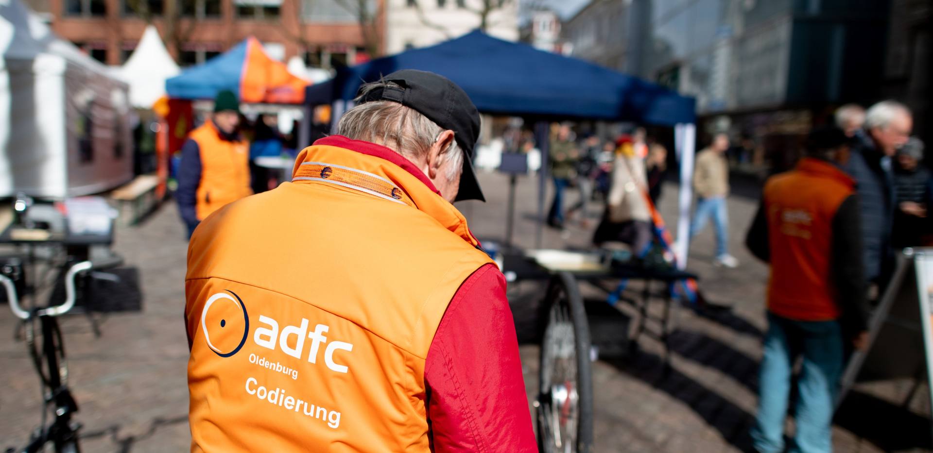 Ein Mitglied des ADFC Oldenburg bei der Codierung im Rahmen der Veranstaltung Hallo Fahrrad in Oldenburg.