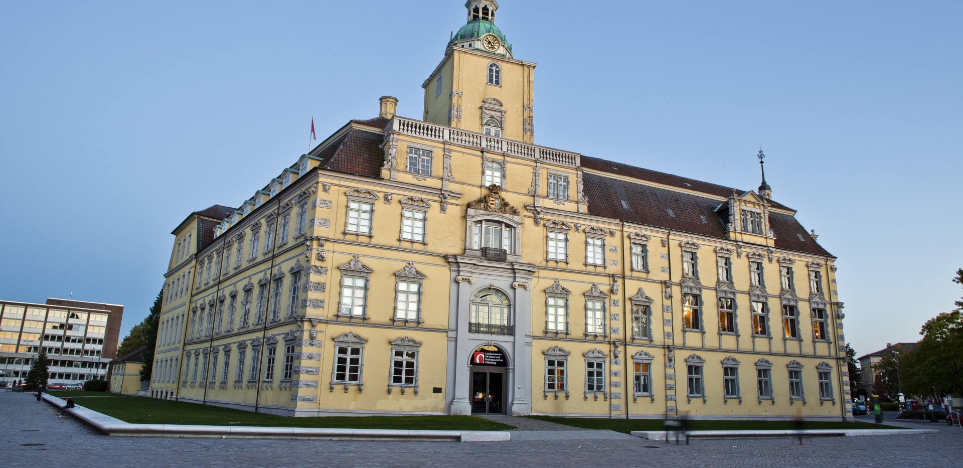 Außenansicht des Oldenburger Schlosses mit Eingang zum Landesmuseum.
