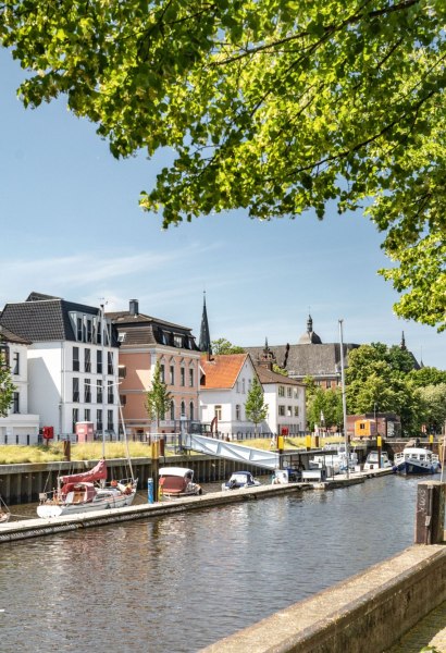 Oldenburger Hafenbecken mit gegenüberliegenden Wohnhäusern und der Hafenpromenade rechts mit Blickrichtung Innenstadt. 