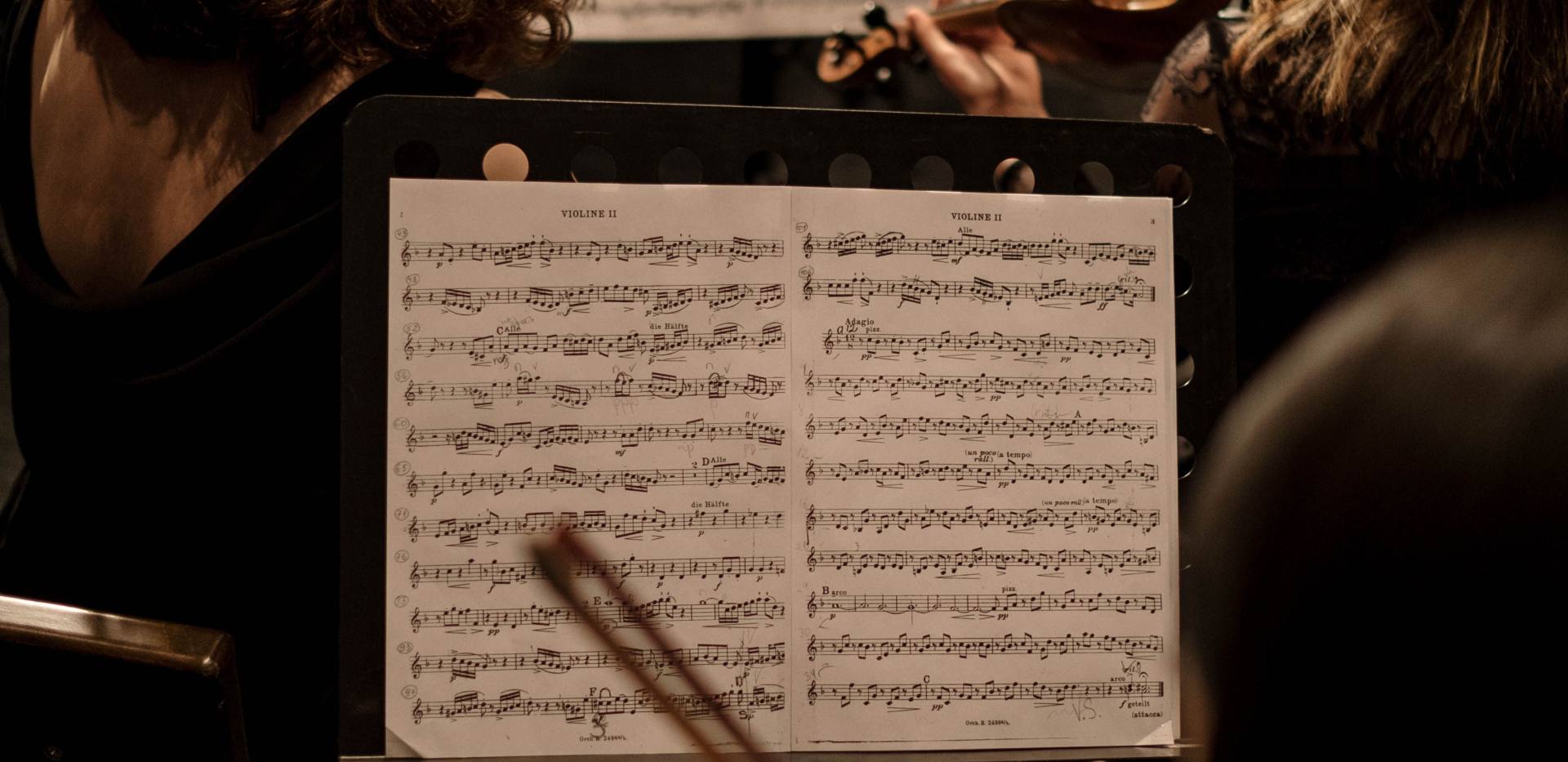 Musiker in einem Orchester spielen Geigen während eines klassischen Konzerts mit sichtbaren Noten. Foto: cottonbro studio/Pexels Musiker in einem Orchester spielen Geigen während eines klassischen Konzerts mit sichtbaren Noten. Foto: cottonbro studio/Pexels