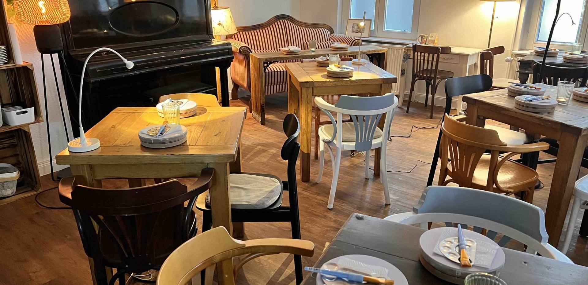 Reichlich Platz in charmanten, gemütlichen Räumlichkeiten bietet das Kreativcafé an. Gelegentlich finden hier auch Konzerte, Lesungen, Vorträgen oder auch spezielle "Wein, Keramik und Klaviere"-Abende statt.