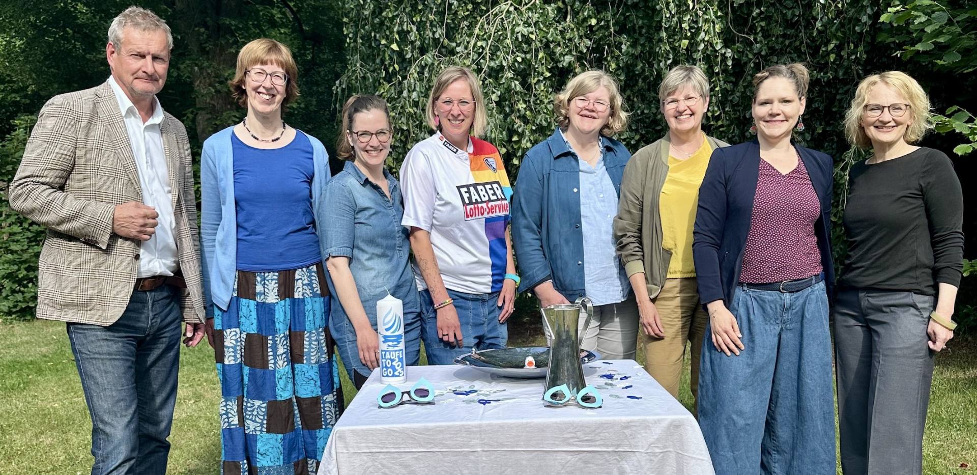 Die Pastor*innen von Taufe to Go: Torsten Maes, Gesa Schaer-Pinne, Anna Menke, Nele Schomakers, Bärbel Bleckwehl-Wegener, Beate Bühler-Egdorf, Anja Kramer, Meike Melchinger (auf dem Foto von links nach rechts)