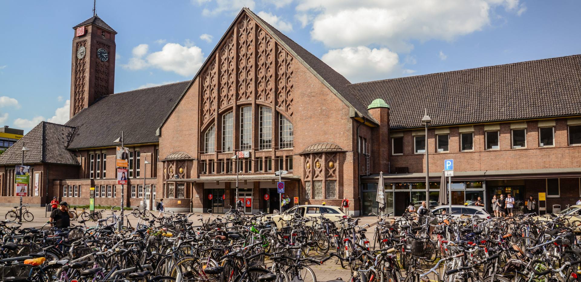 Hauptbahnhof Oldenburg mit abgestellten Fahrrädern im Vordergrund. 