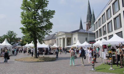 Auf dem Nikolaimarkt auf dem Oldenburger Schlossplatz sind viele Stände und Besuchende. 