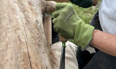Auf dem Foto wird an einer Holzskulptur gearbeitet. Auf dem Foto wird an einer Holzskulptur gearbeitet.