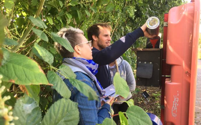 GeoCacher heben einen der fünfzehn Klimaschätze. GeoCacher heben einen der fünfzehn Klimaschätze.