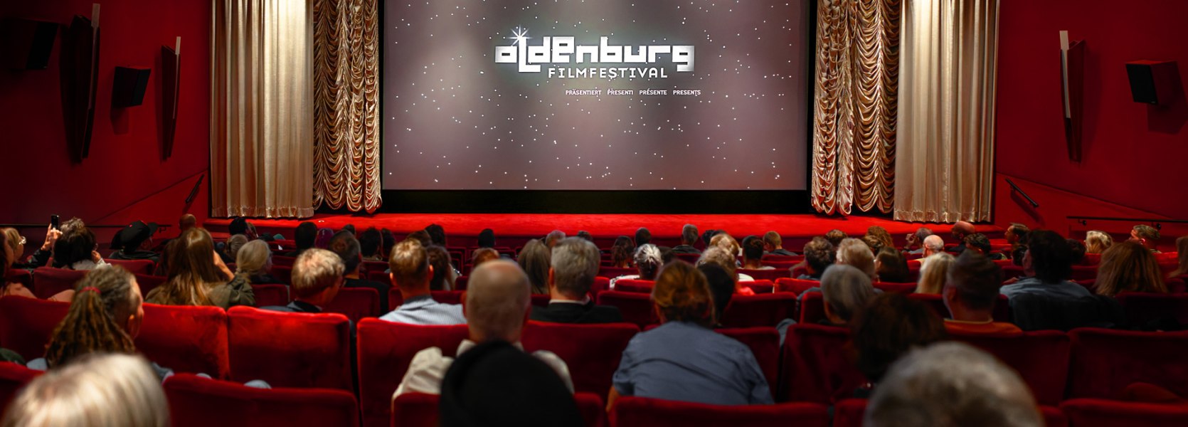 Blick von hinten in einem Kinosaal beim Oldenburg FIlmfestival