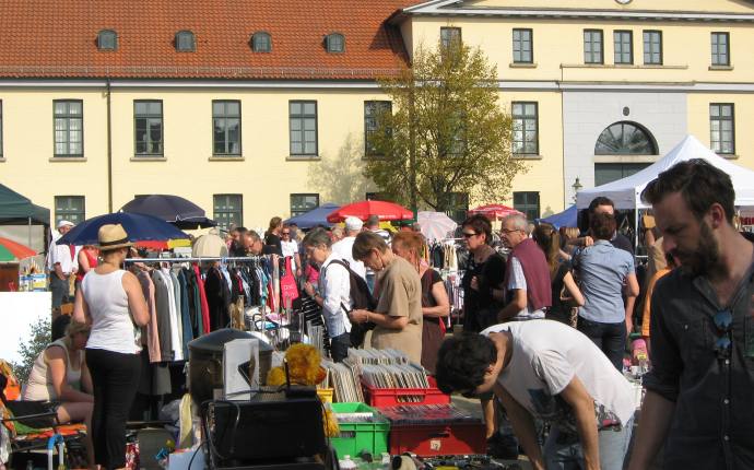 Trödeln auf dem Pferdemarkt i.O. Trödeln auf dem Pferdemarkt i.O.