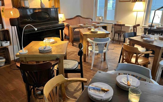 Reichlich Platz in charmanten, gemütlichen Räumlichkeiten bietet das Kreativcafé an. Gelegentlich finden hier auch Konzerte, Lesungen, Vorträgen oder auch spezielle "Wein, Keramik und Klaviere"-Abende statt. Reichlich Platz in charmanten, gemütlichen Räumlichkeiten bietet das Kreativcafé an. Gelegentlich finden hier auch Konzerte, Lesungen, Vorträgen oder auch spezielle "Wein, Keramik und Klaviere"-Abende statt.