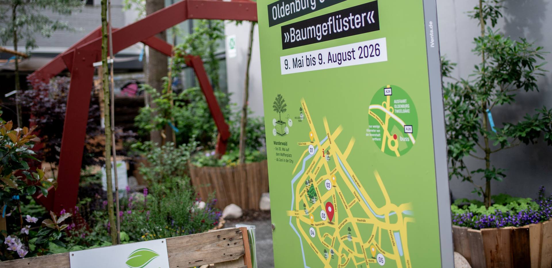 Stadtgarten und Infotafel mit Datum und Standorte aller Stadtgärten in Oldenburg. Stadtgarten und Infotafel mit Datum und Standorte aller Stadtgärten in Oldenburg.