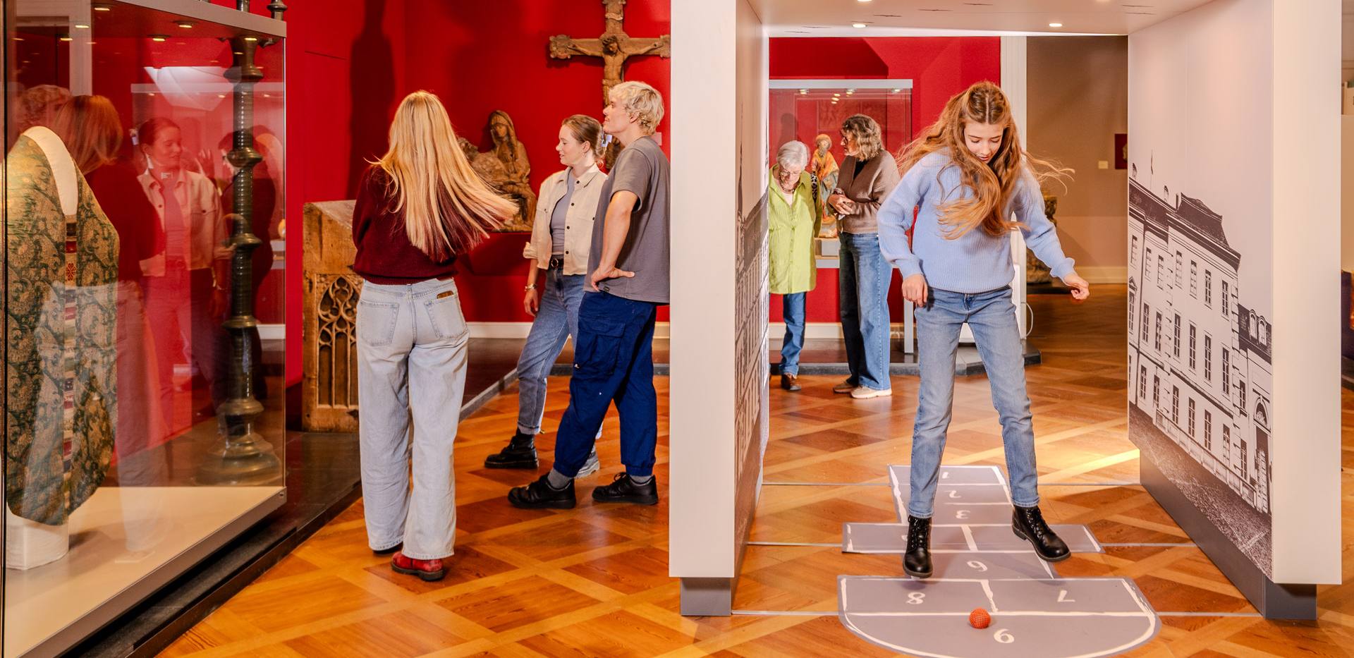 Spielen im Schloss Oldenburg Im Schloss des Landesmuseums Kunst & Kultur Oldenburg nutzt ein Mädchen Spielelemente