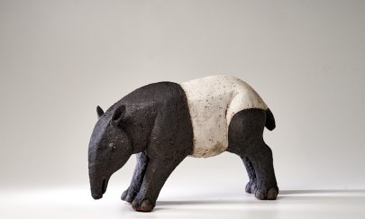 Auf dem Bild ist eine Keramikstatue eines Tapirs zu sehen. Gefertigt wurde sie von Kursleiter Andreas Hinder. Auf dem Bild ist eine Keramikstatue eines Tapirs zu sehen. Gefertigt wurde sie von Kursleiter Andreas Hinder.